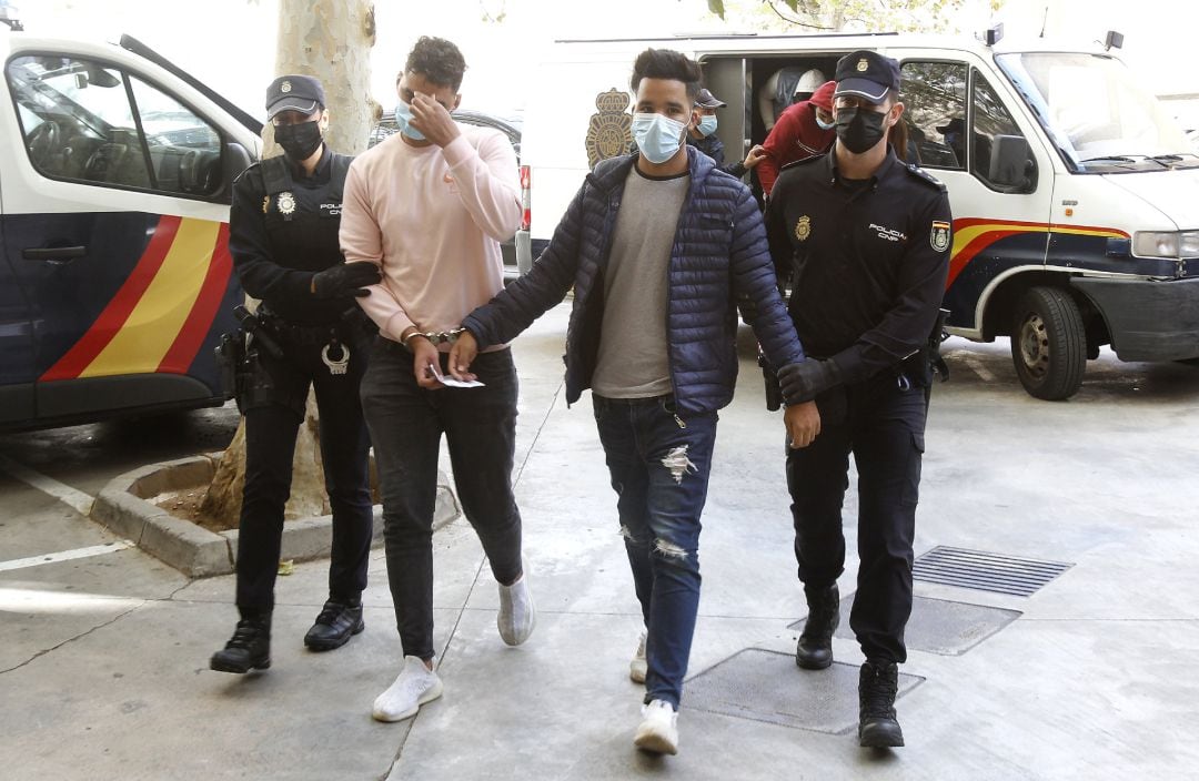 Dos de los detenidos, a su llegada al Juzgado tras el episodio que obligó a cerrar el aeropuerto de Palma durante horas.