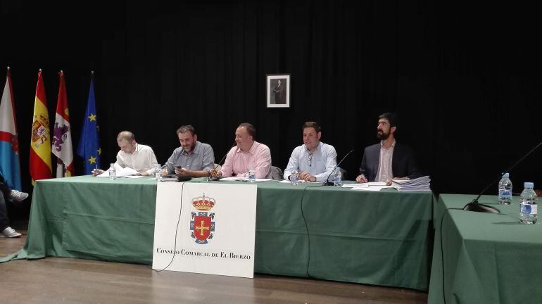 Mesa presidencial del Consejo del Bierzo