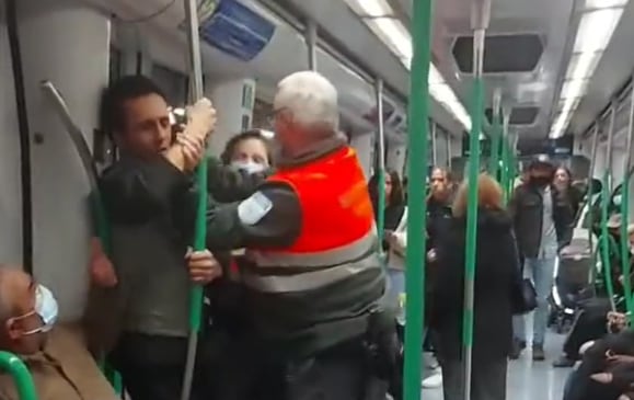 Agentes de seguridad de Metro tratan de sacar de un vagón a un pasajero que se escondió en los túneles para evitar pagar el viaje