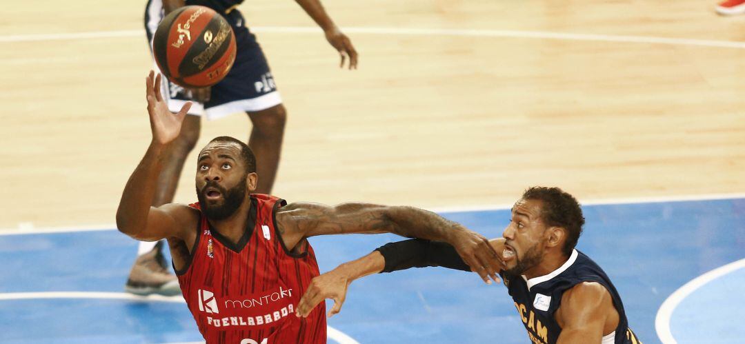 Christian Eyenga (31) lucha por un balón durante un amistoso de pretemporada.