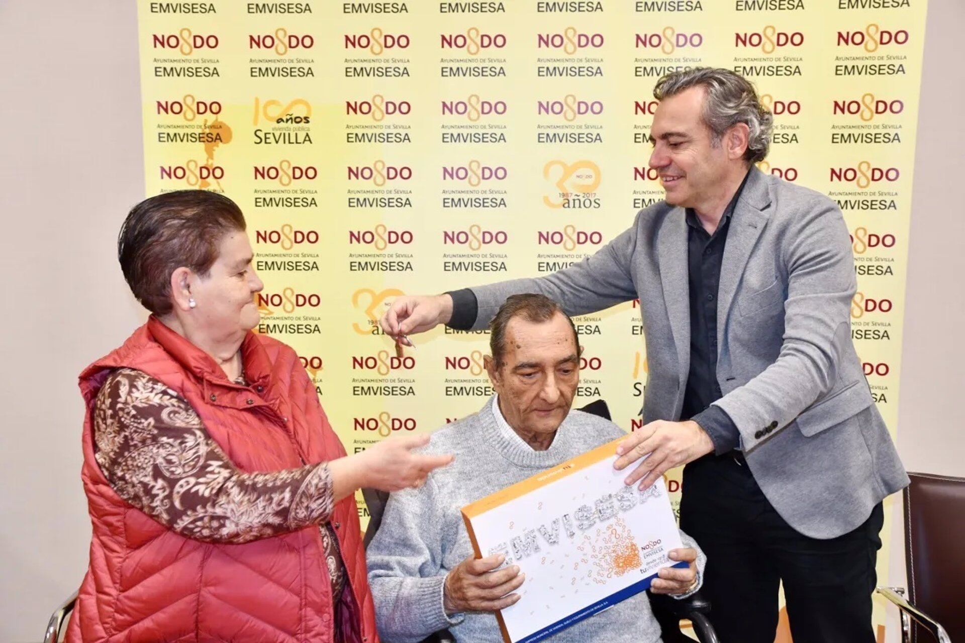 El gerente de Emvisesa, Felipe Castro, con José y Carmen, a los que el Ayuntamiento aplicó el programa de permuta de manera que ellos dieron su piso cárcel para recibir uno adaptado a sus problemas de movilidad. - AYUNTAMIENTO DE EMVISESA