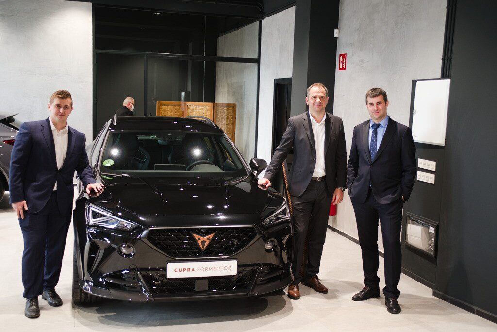 A ambos lados los «Cupra master» David Cantarero (Izda.) y Jon Bustillo. En el centro el director comercial de Seat/Cupra Galdakauto, Jesús Hernández, junto al Formentor VZ5