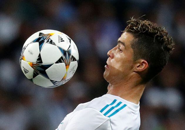 Cristiano mira la pelota en un momento del partido