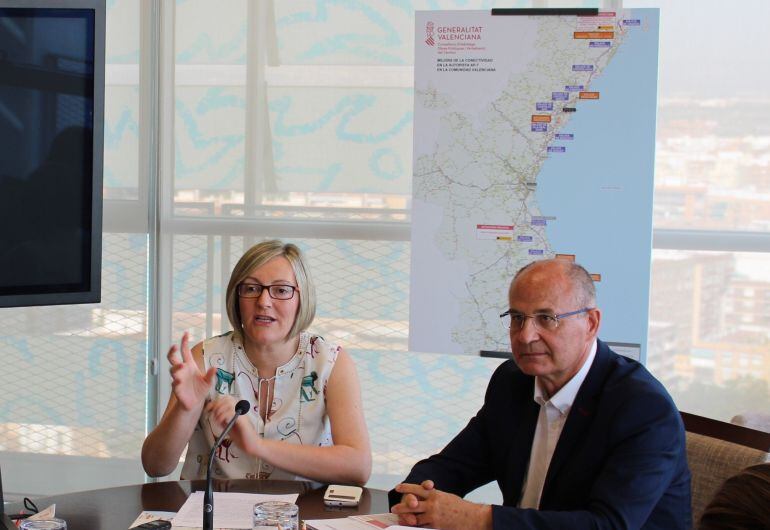 La consellera de Obras Públicas y Vertebración del Territorio, María José Salvador, y el director general de Obras Públicas, Carlos Domingo. 