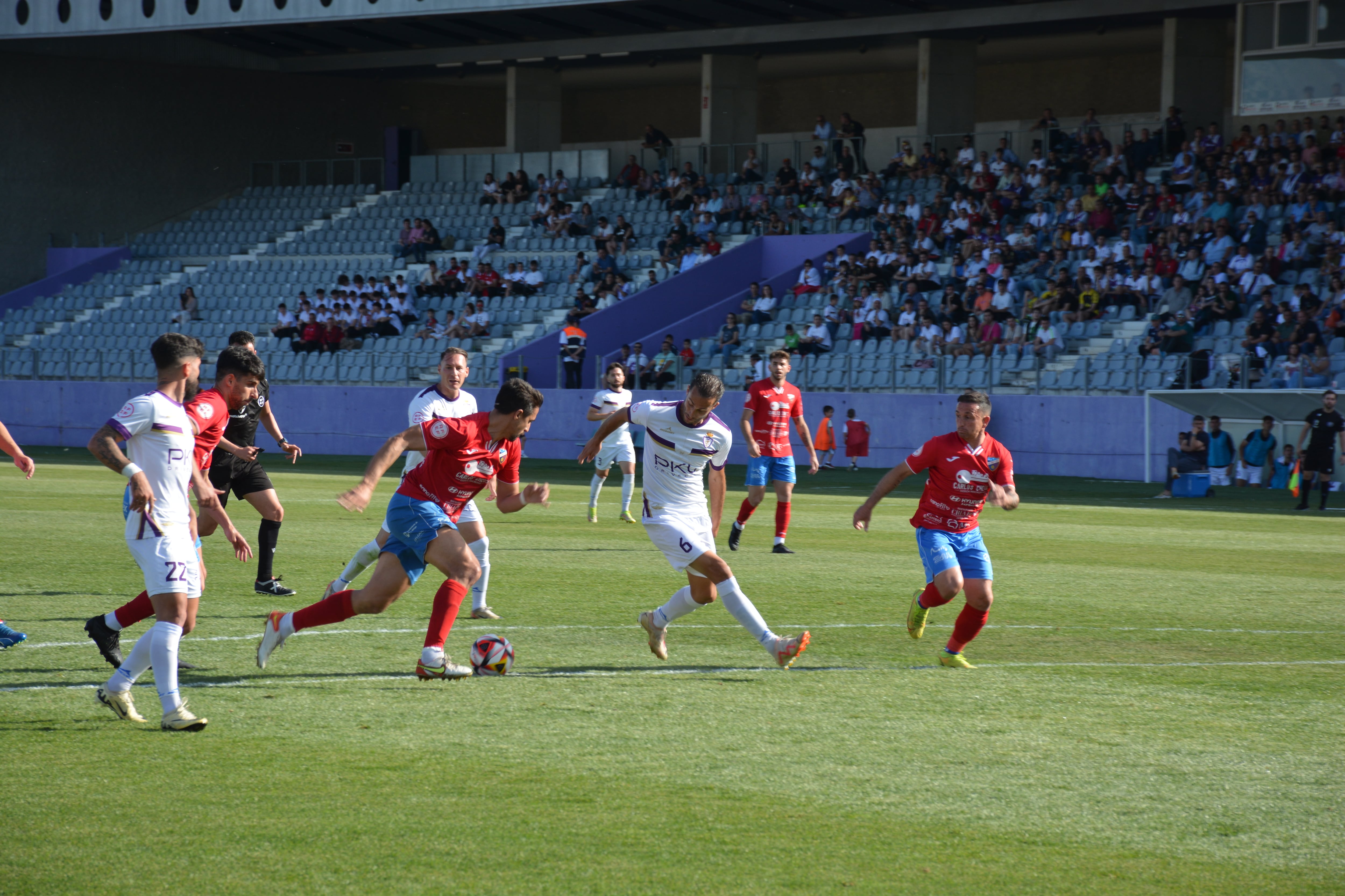 Los jugadores del Real Jaén Álvaro Muñiz y  Óscar Lozano, los mejores del Real Jaén, luchan por un balón con jugadores visitantes