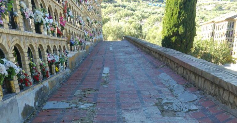 Una de las calles del cementerio de la capital con el parcheado de cemento.