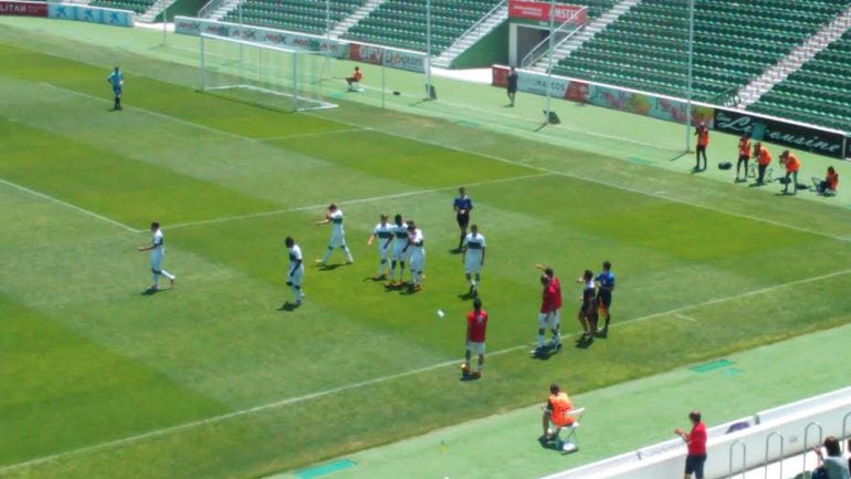 Los jugadores del Ilicitano celebran el gol de Kilian