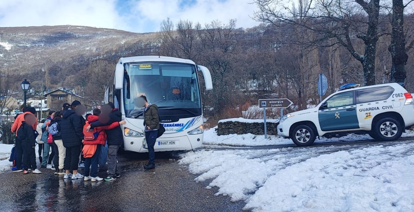 La Guardia Civil interviene para desalojar a un grupo de escolares del albergue de San Martín de Castañeda