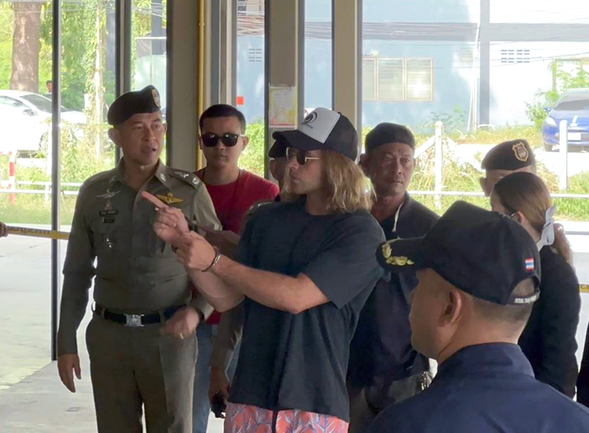 Daniel Sancho dando explicaciones a la Policía tailandesa.