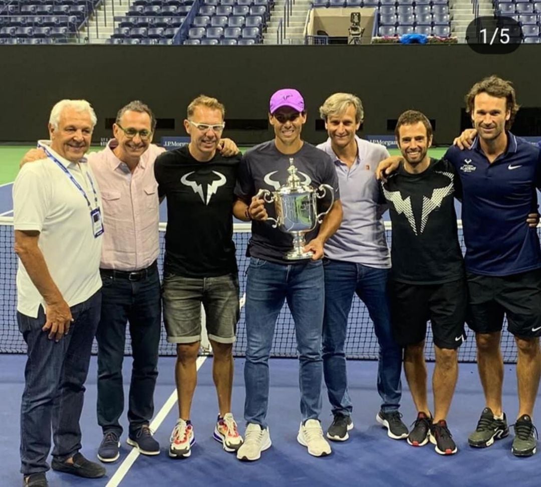 Benito Pérez-Barbadillo, el segundo por la izquierda, junto a Nadal y su equipo tras conquistar el cuarto US Open