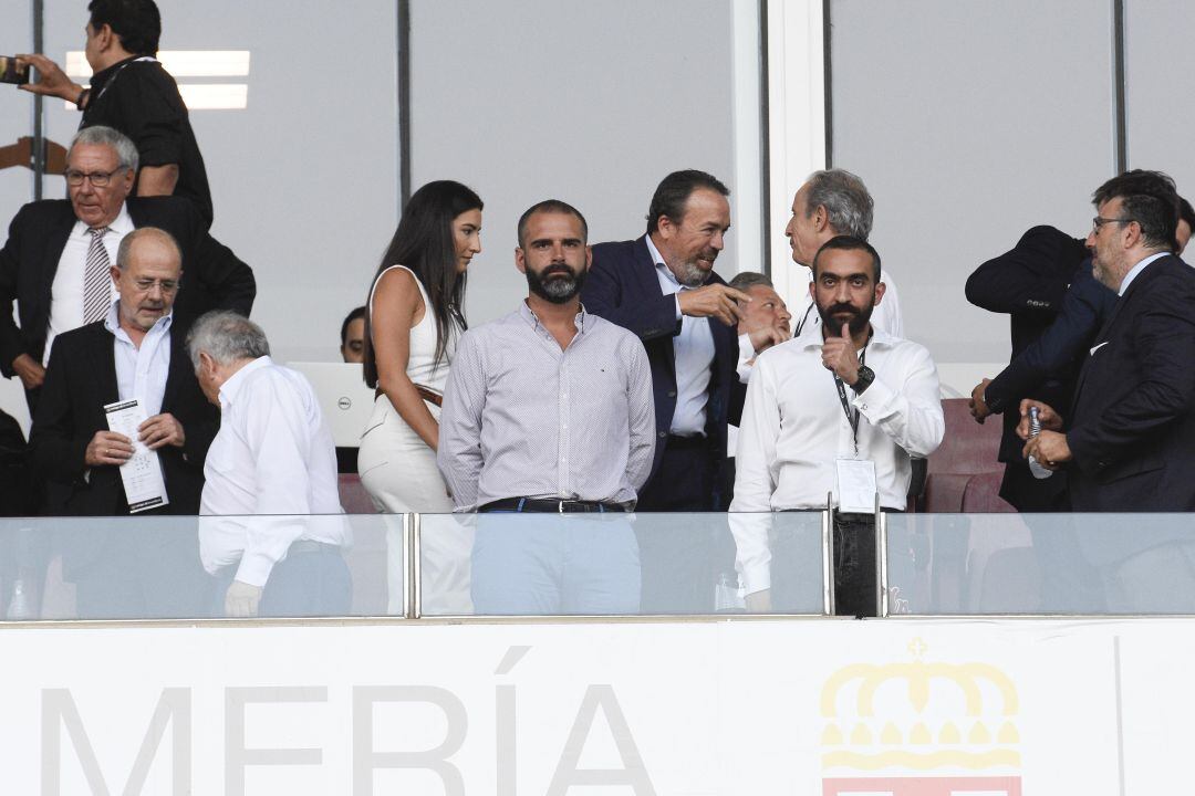 Fernández-Pacheco en el palco con Mohamed El Assy.