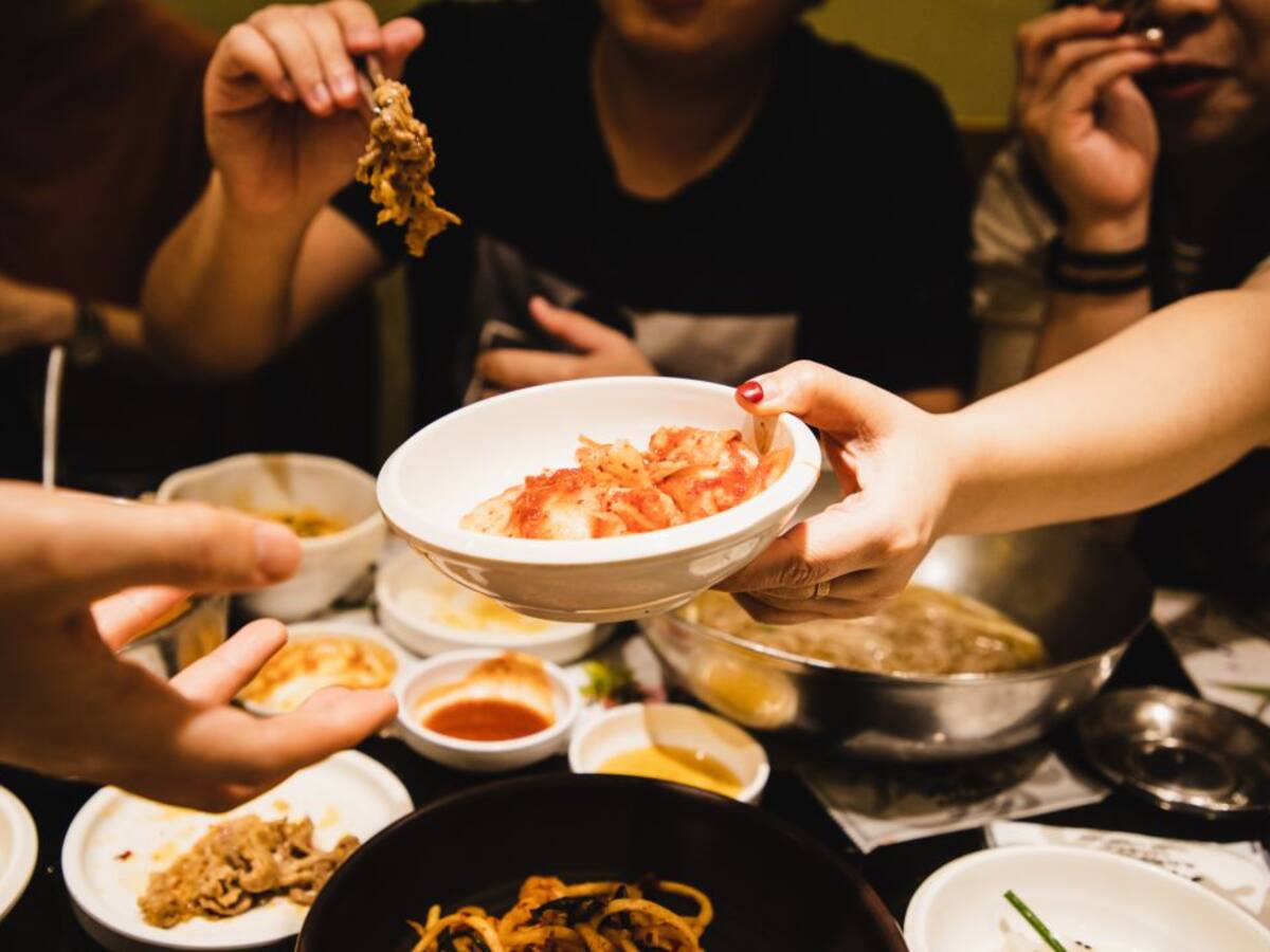 Mienten a los rastreadores y originan un brote de Covid por una cena