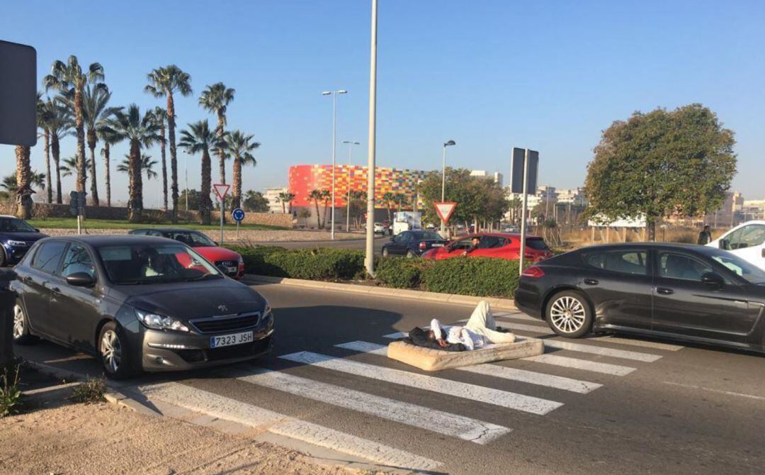 Un hombre sobre un colchón en la ronda Este de Castellón