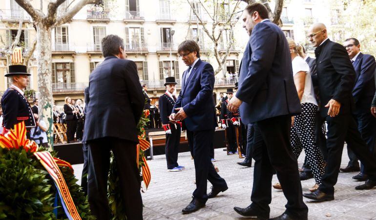 Carles Puigdemont encapçala el Govern en ple a l&#039;ofrena floral a l&#039;estàtua de Rafael Casanova 