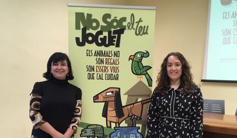 La ilustradora, Cristina Durán, con la concejal de Bienestar Animal, Gloria Tello