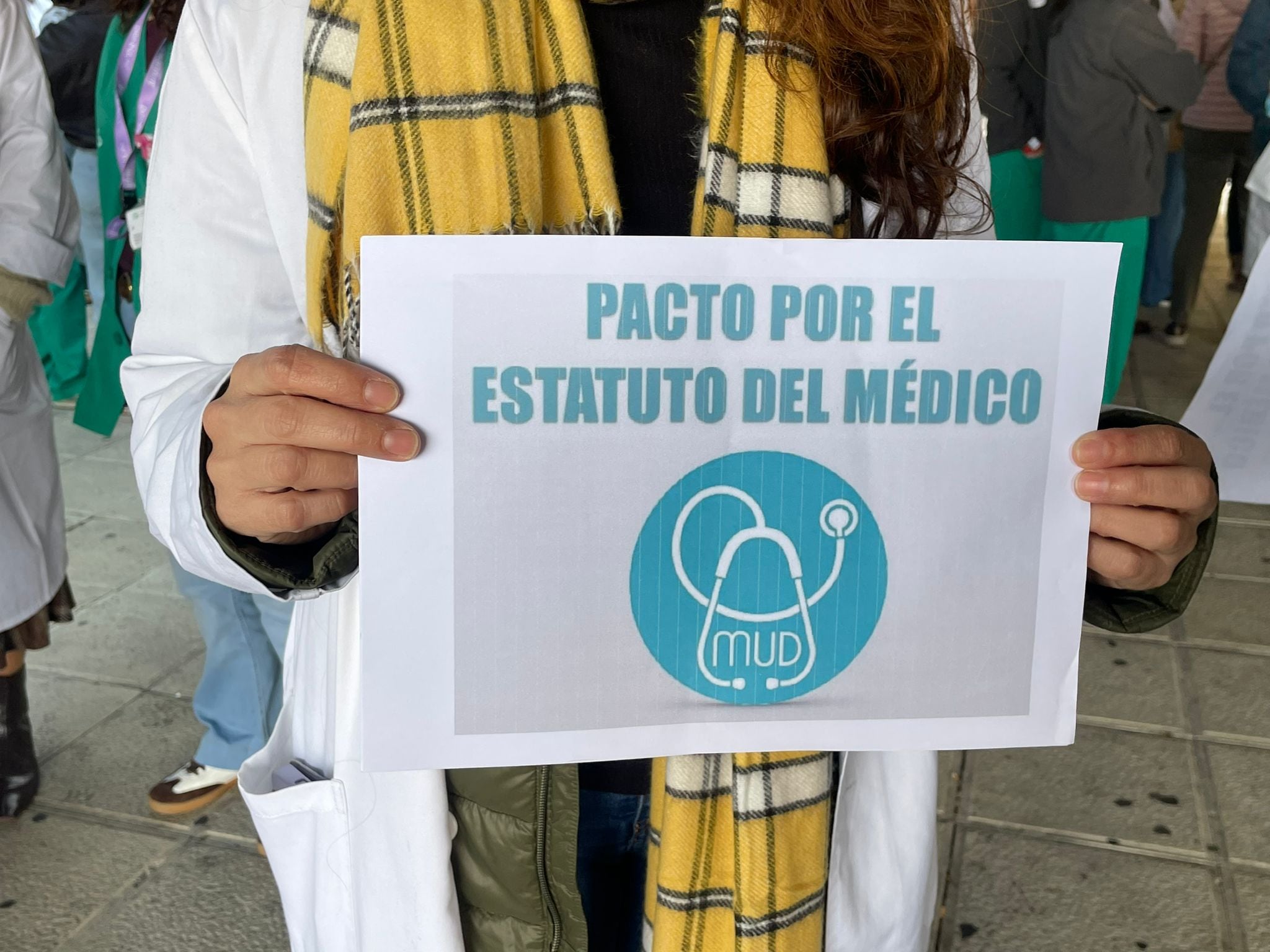 Concentración en la puerta principal del Hospital Universitario de Toledo con motivo de la huelga de médicos contra el Estatuto Marco