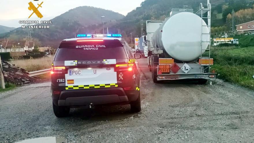 La Guardia Civil ha denunciado al conductor de un camión de mercancías peligrosas por conducir bajo la influencia de las drogas