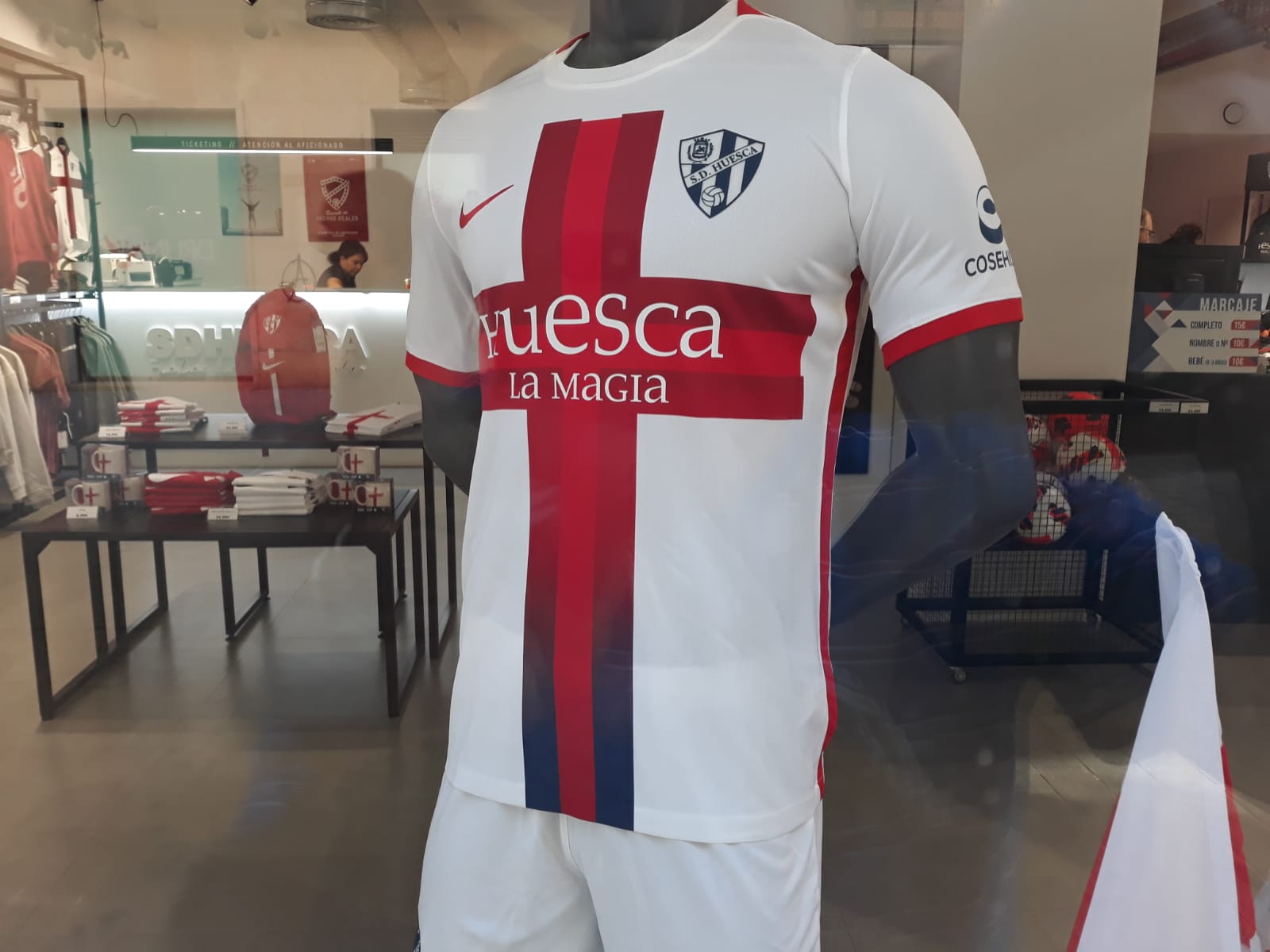 Detalle de la camiseta de la 2ª equipación de la SD Huesca