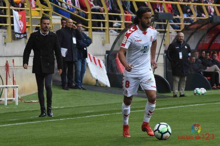 Mario Ortiz conduce un balón