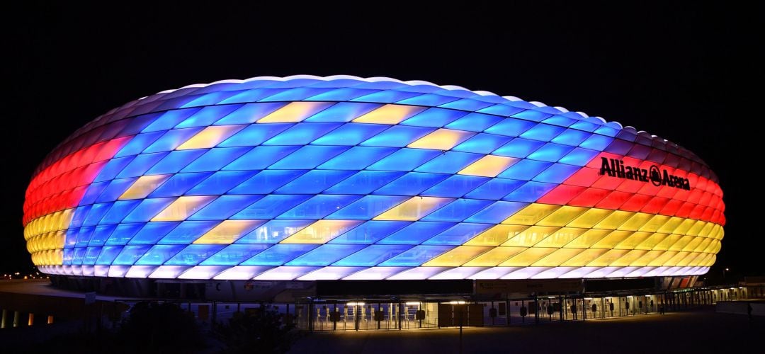 El Allianz Arena posa con la bandera germana y la europea fusionadas para apoyar la candidatura de Alemania de cara a organizar la Eurocopa de 2024