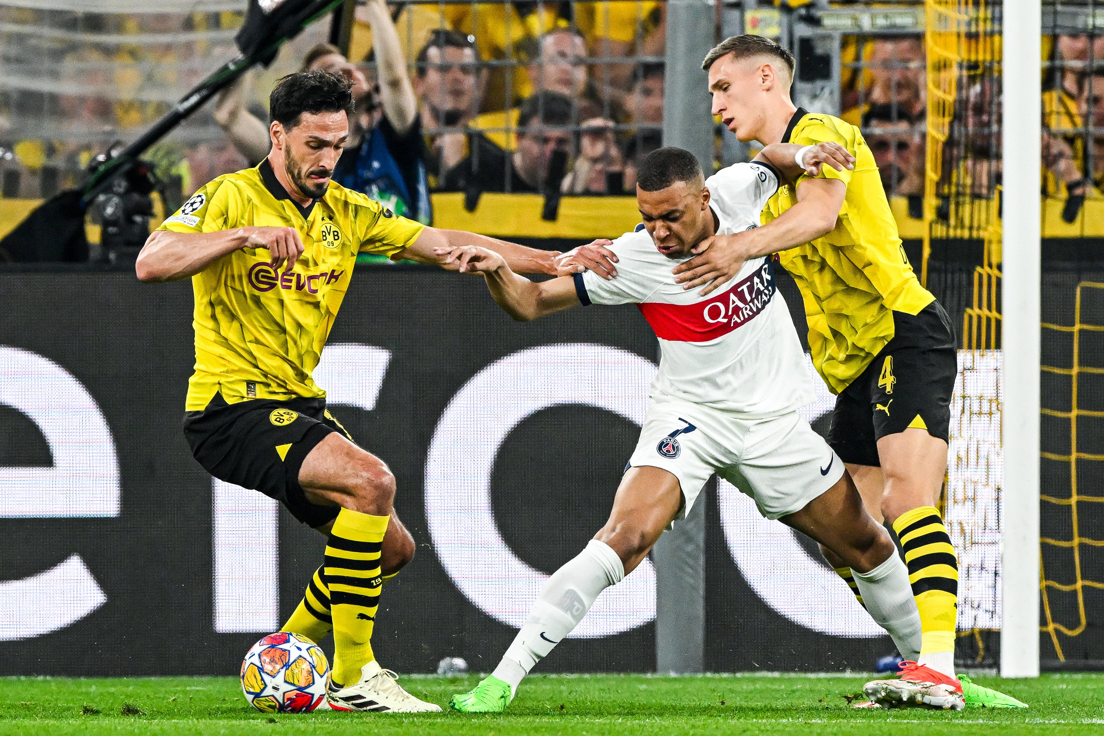 Mats Hummels frena Kylian Mbappé.