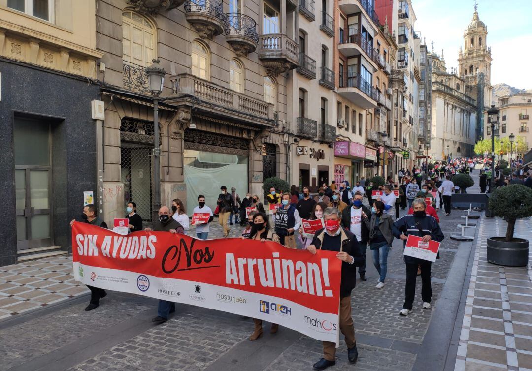 Miles de hosteleros jiennenses, según los organizadores, han recorrido las calles de la capital para exigir sus reivindicaciones