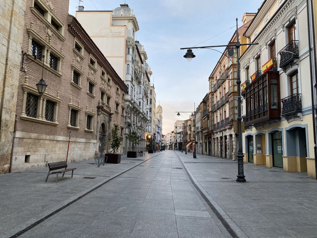 A primera hora de la mañana, la Calle Mayor de Palencia presentaba un aspecto vacío
