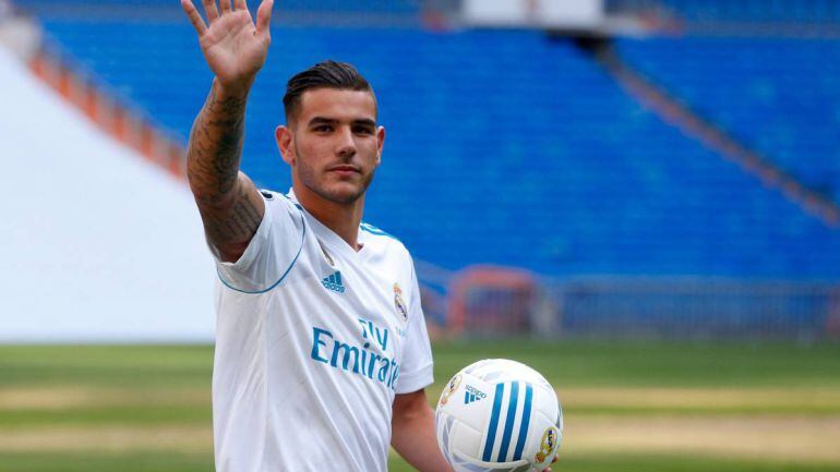 Theo saluda hace un año en su presentación con el Real Madrid