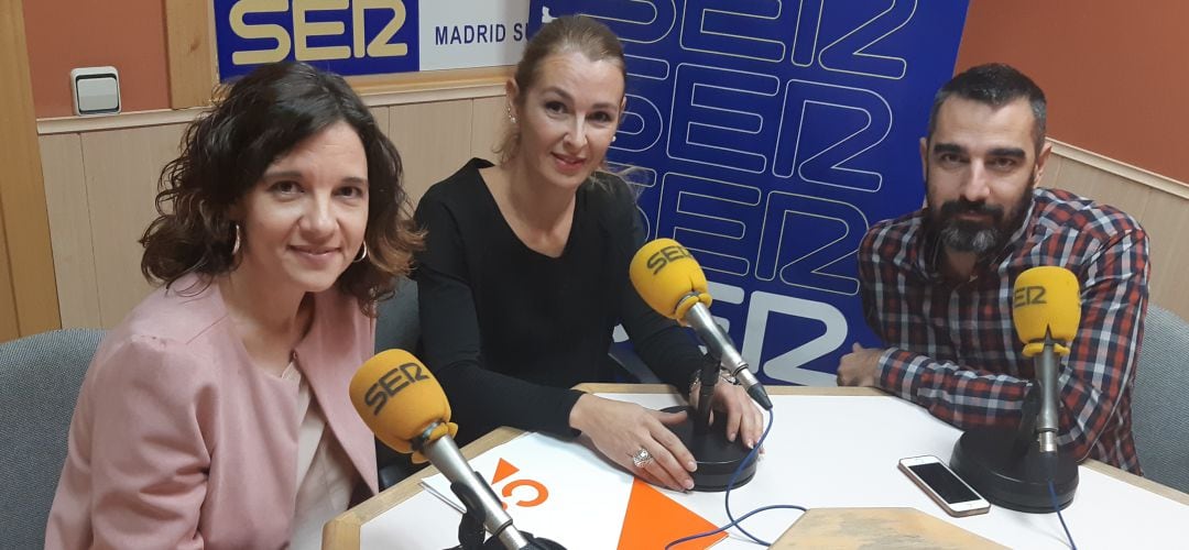 De izquierda a derecha, los concejales fuenlabreños Raquel López (PSOE), Patricia de Frutos (C&#039;s) y Alejandro Álvarez (Equo) en los estudios de Cadena SER Madrid Sur.