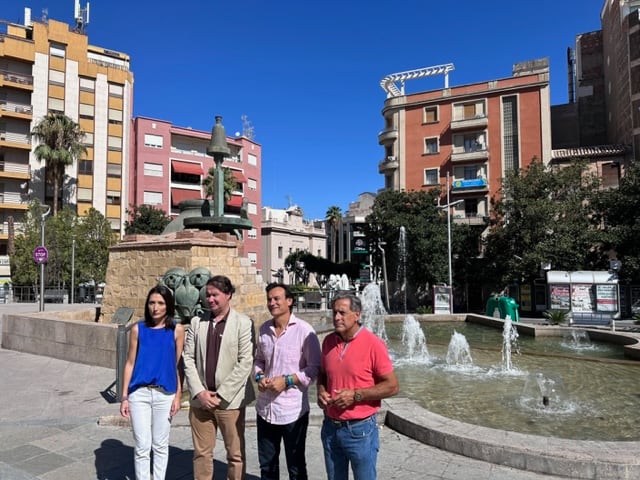 El alcalde de Jaén, Agustín González, acompañado por el primer teniente de alcalde, Manuel Carlos Vallejo, la portavoz del Equipo de Gobierno, Mónica Moreno, y el concejal de Conservación e Infraestructuras Municipales, Antonio Losa.