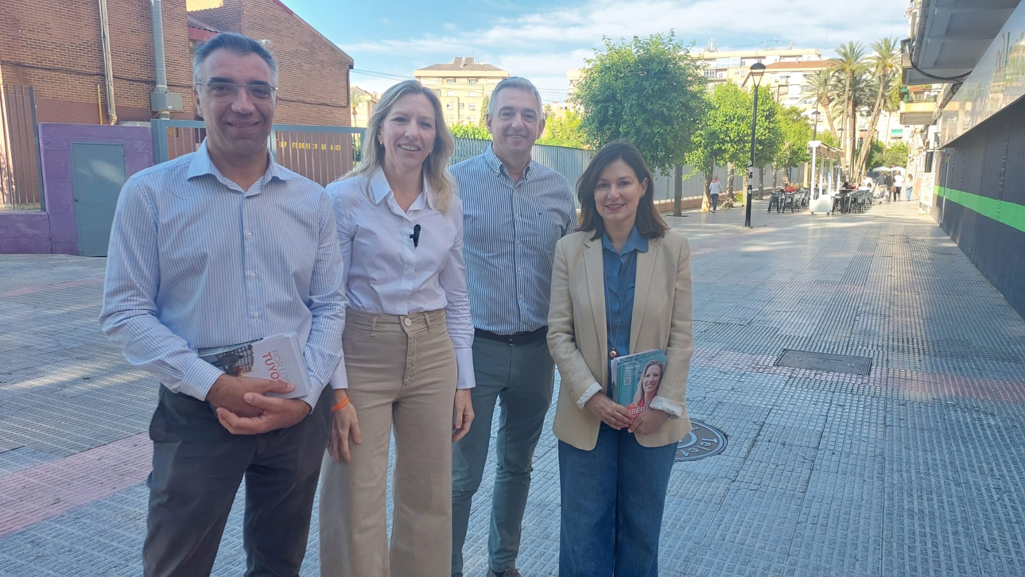 La candidata a la Región de Murcia, María José Ros, segunda por la izquierda, presenta las medidas -