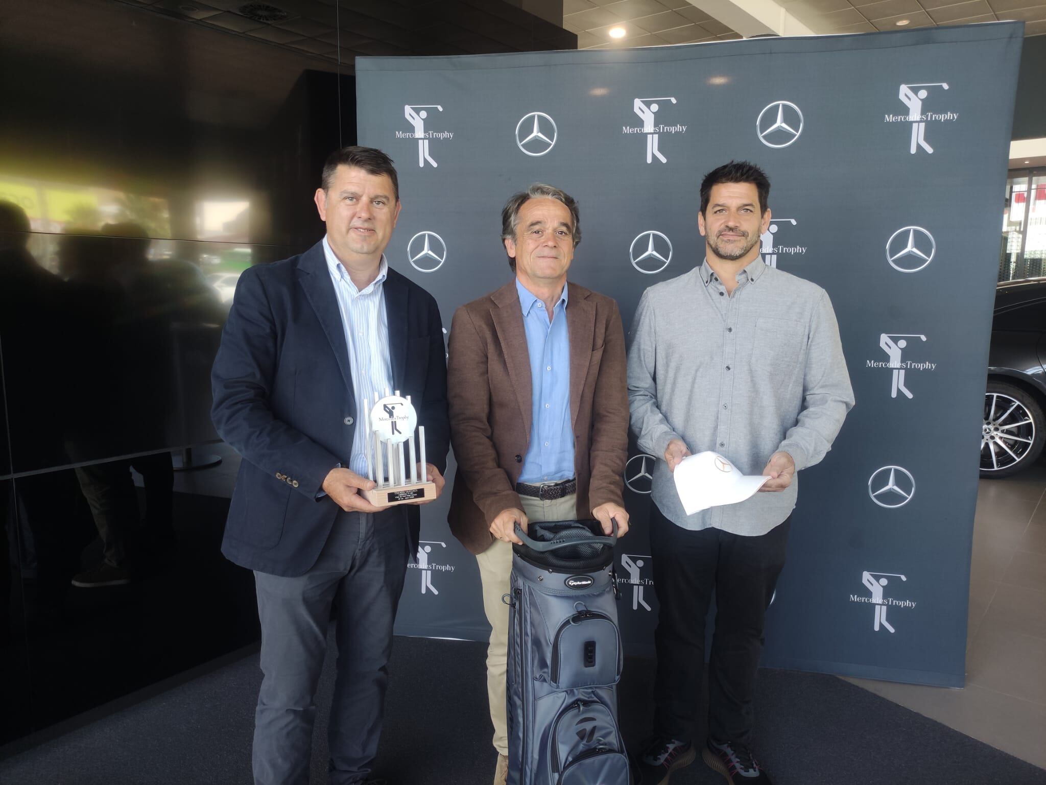 La presentación del torneo: Francisco Javier Martín Mendoza, director del Club Playa Serena, Juanjo Fernández, gerente del Grupo Saveres, y Carlos Oliva, responsable del circuito MercedesTrophy.