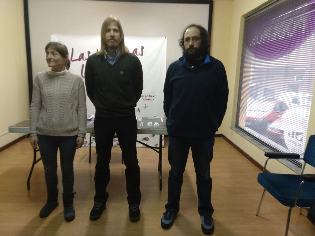 Miriam Martín, Pablo Fernández y Óscar Jiménez, en la sede de Podemos Ávila