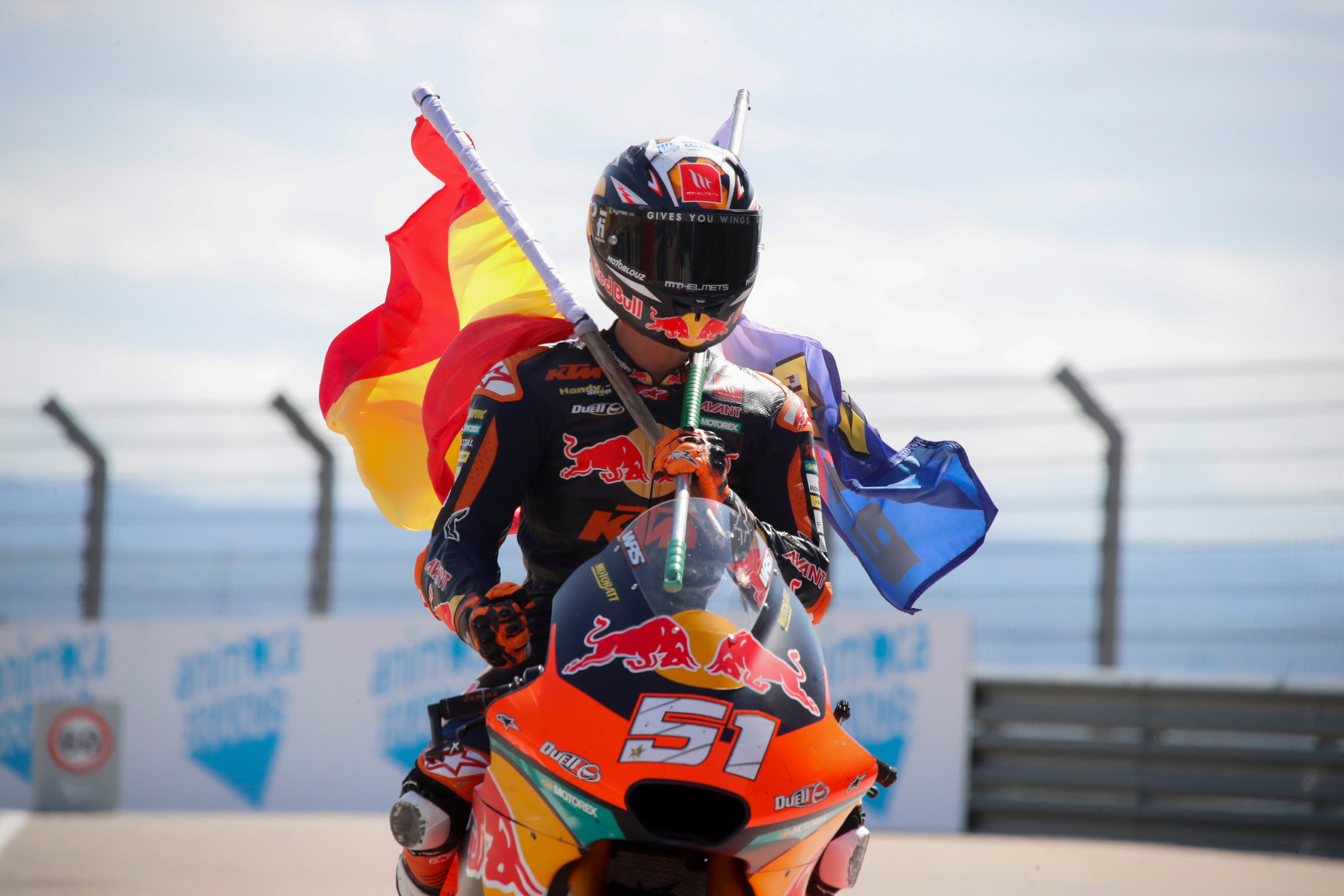 ALCAÑIZ (TERUEL), 18/09/2022.- El piloto español Pedro Acosta (Red Bull KTM Ajo) celebra tras ganar el Gran Premio Animoca Brands de Aragón de Moto2 que se celebra este domingo en el circuito turolense de de Motorland Alcañiz. EFE/Javier Cebollada
