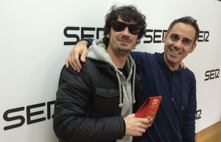 Ropero, cantante y compositor, y Ángel Cruz, experto cine, posando en el photocall de Hoy por hoy Murcia