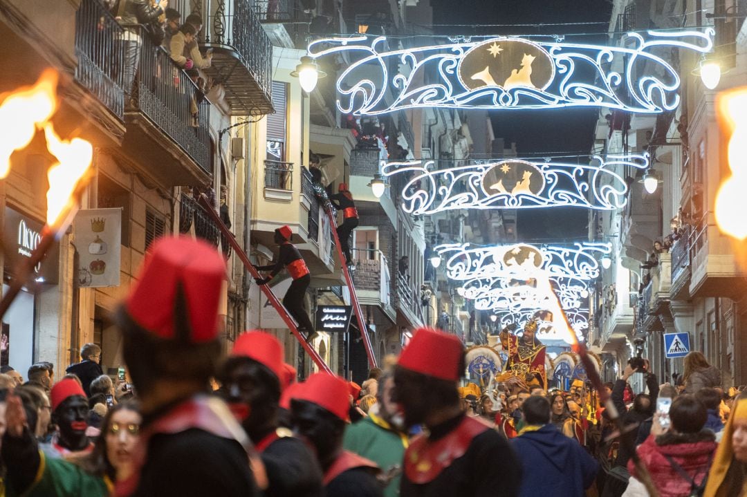 Gaspar desfilando por la calle San Nicolás en la Cabalgata de 2020, antes de la pandemia.
