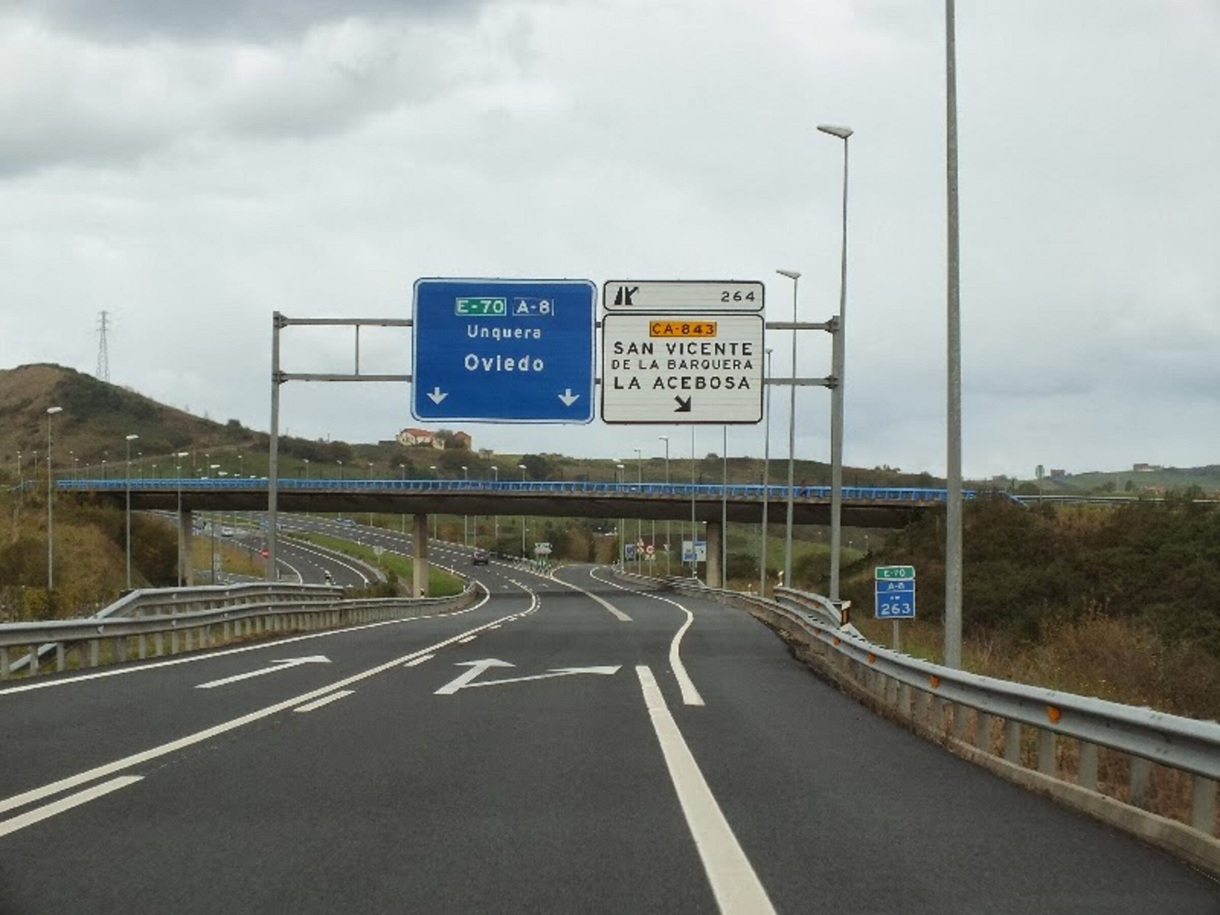 Carretera de acceso a San Vicente de la Barquera.