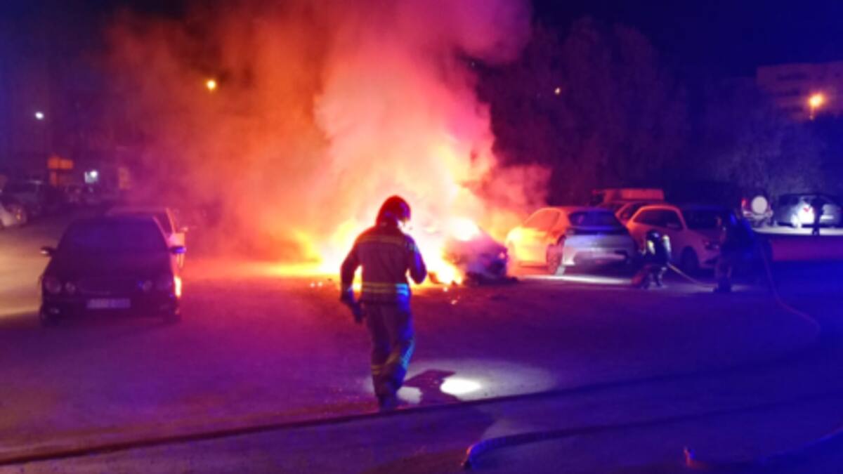Chocan contra un pino y el coche acaba calcinado en Sant Josep