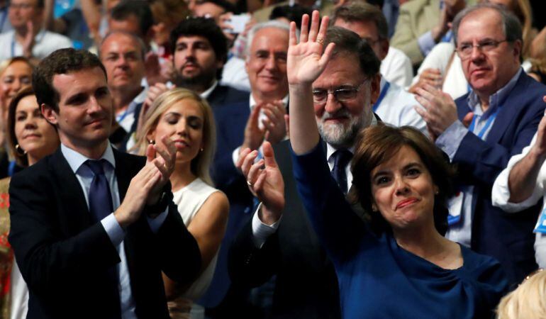 Soraya Sáenz de Santamaría saluda junto a Pablo Casado, que ha sido elegido nuevo presidente del PP.