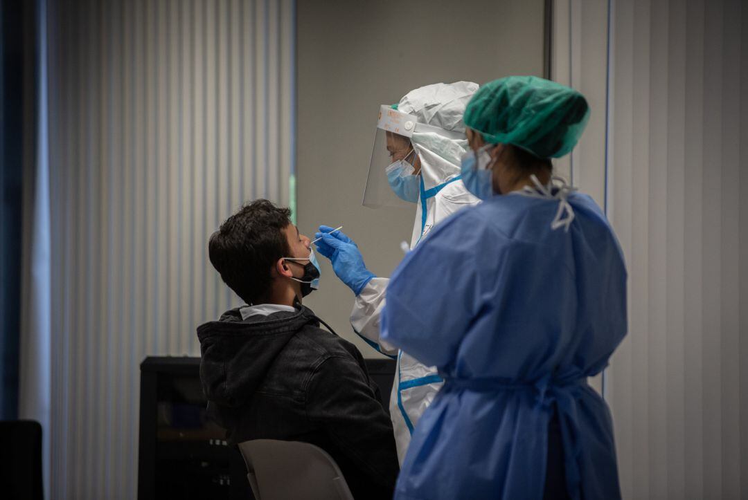Un hombre recibe una prueba PCR en una imagen de archivo.