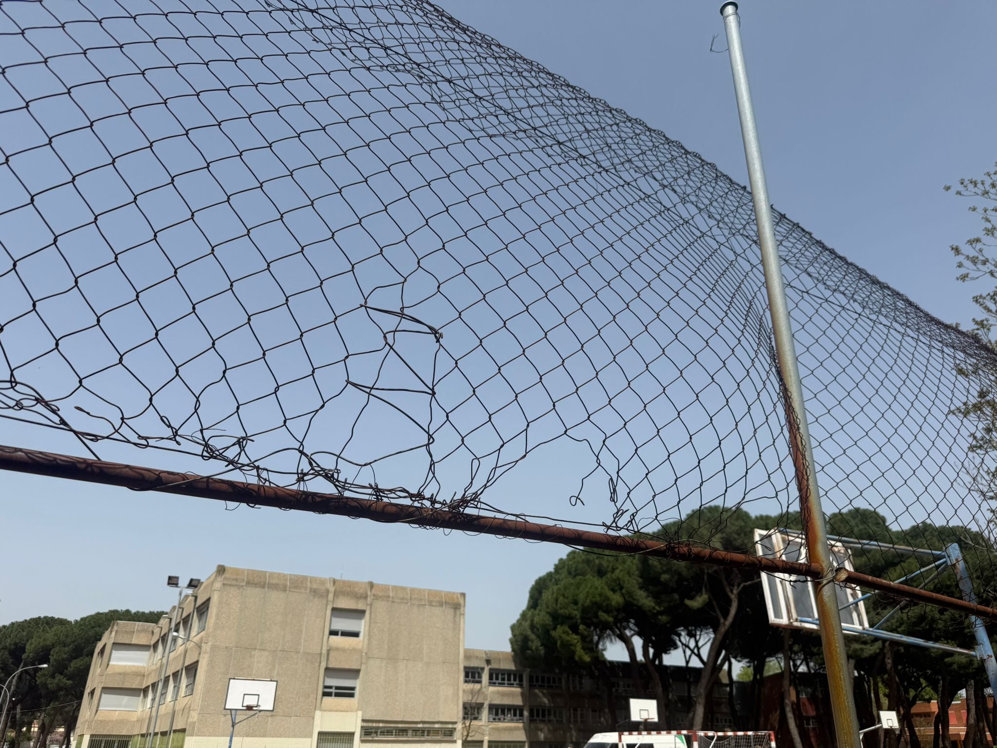 La realidad de los colegios públicos de la ciudad: porterías oxidadas, fachadas viejas y suelos de los patios descascarillados