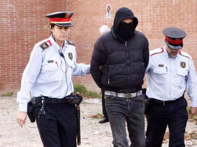 Detencion de dos individuos que entraron el la Escola Hosteleria de Girona y rompieron 2 urnas en plena votación