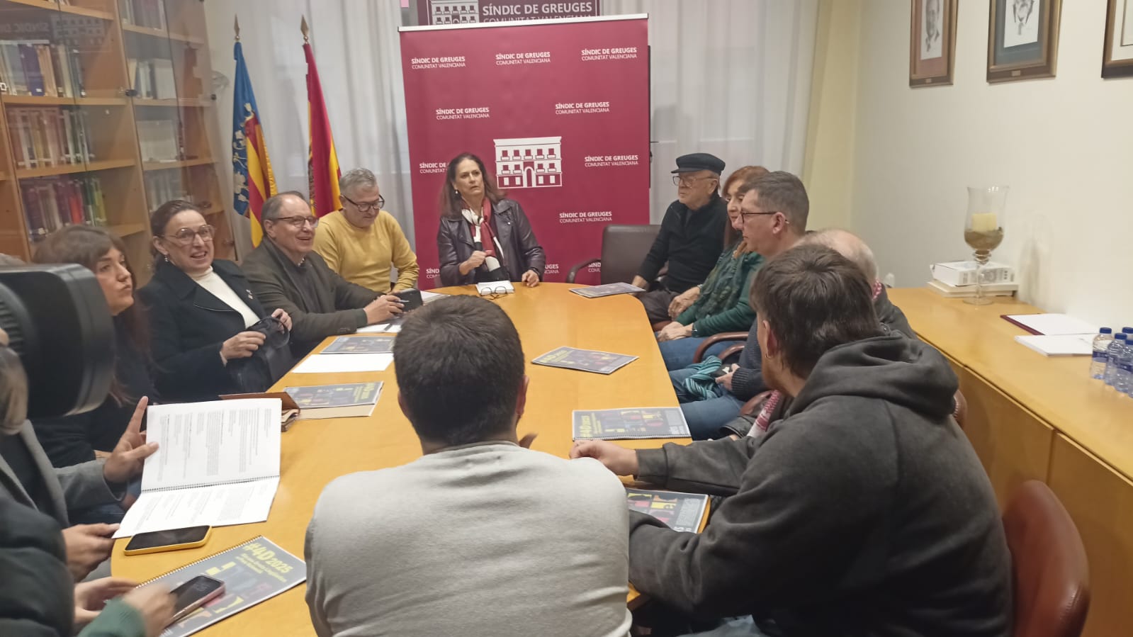 Miembros de Escola Valenciana en la reunión con Concha Bru, adjunta primera del Síndic de Greuges