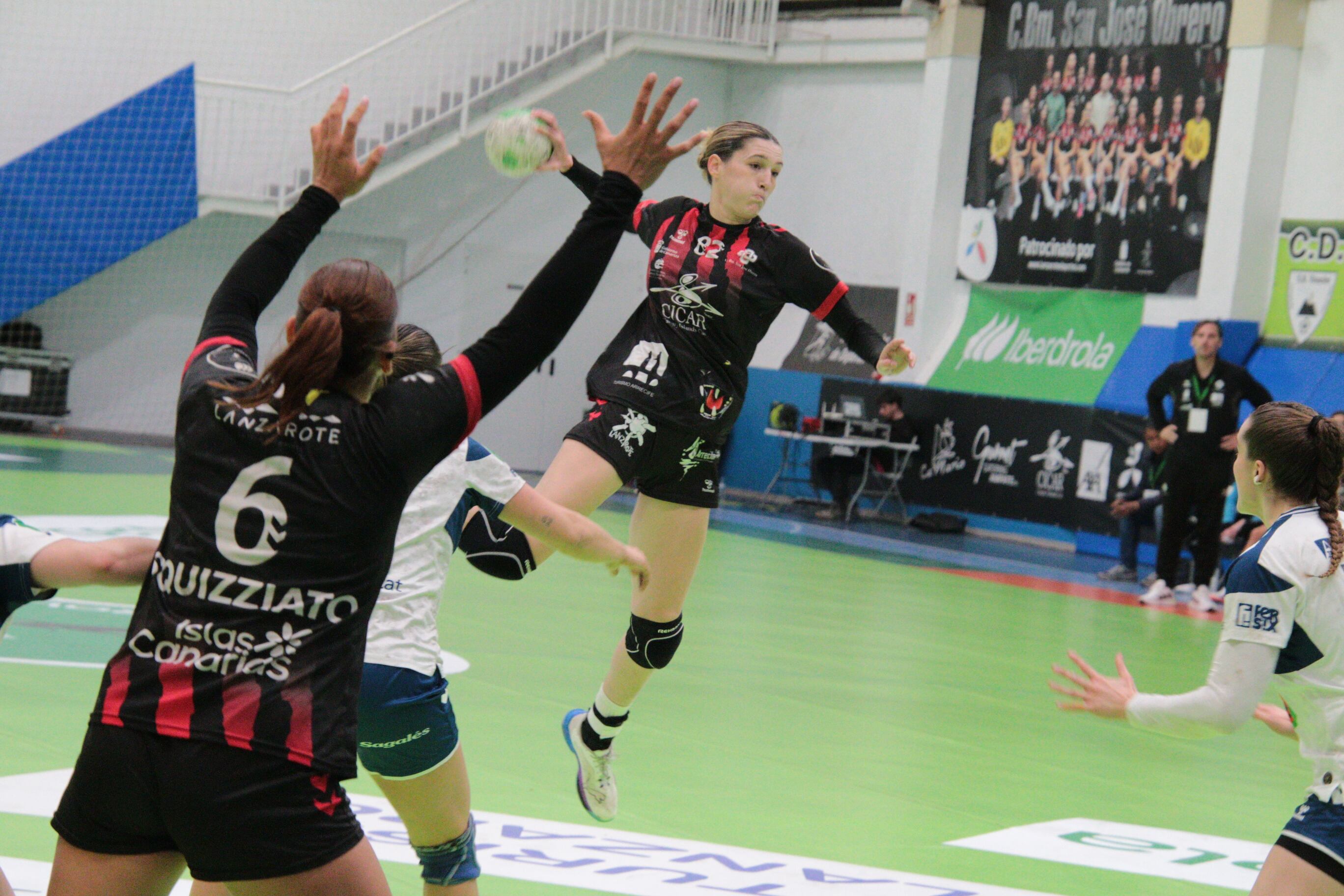 El CICAR Lanzarote Ciudad de Arrecife frente al Balonmano Granollers.