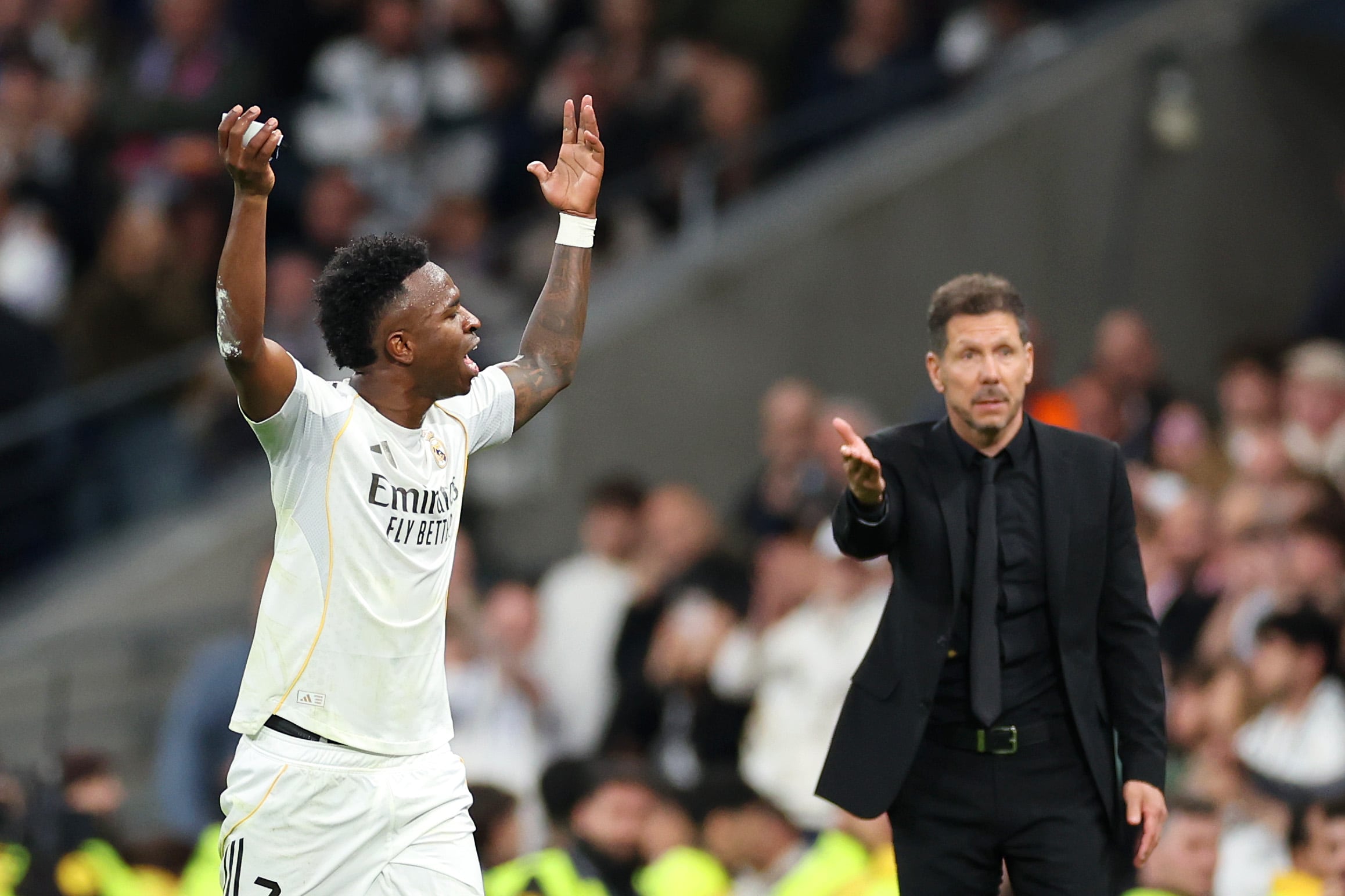 Vinicius se marcha sustituido mientras Simeone le reclama
