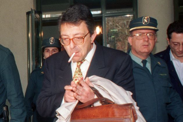 El ex diputado y militante socialista, Carlos Navarro, a su salida del Tribunal Supremo tras declarar ante el juez Marino Barbero en relación con el &#039;Caso Filesa&#039; en 1995