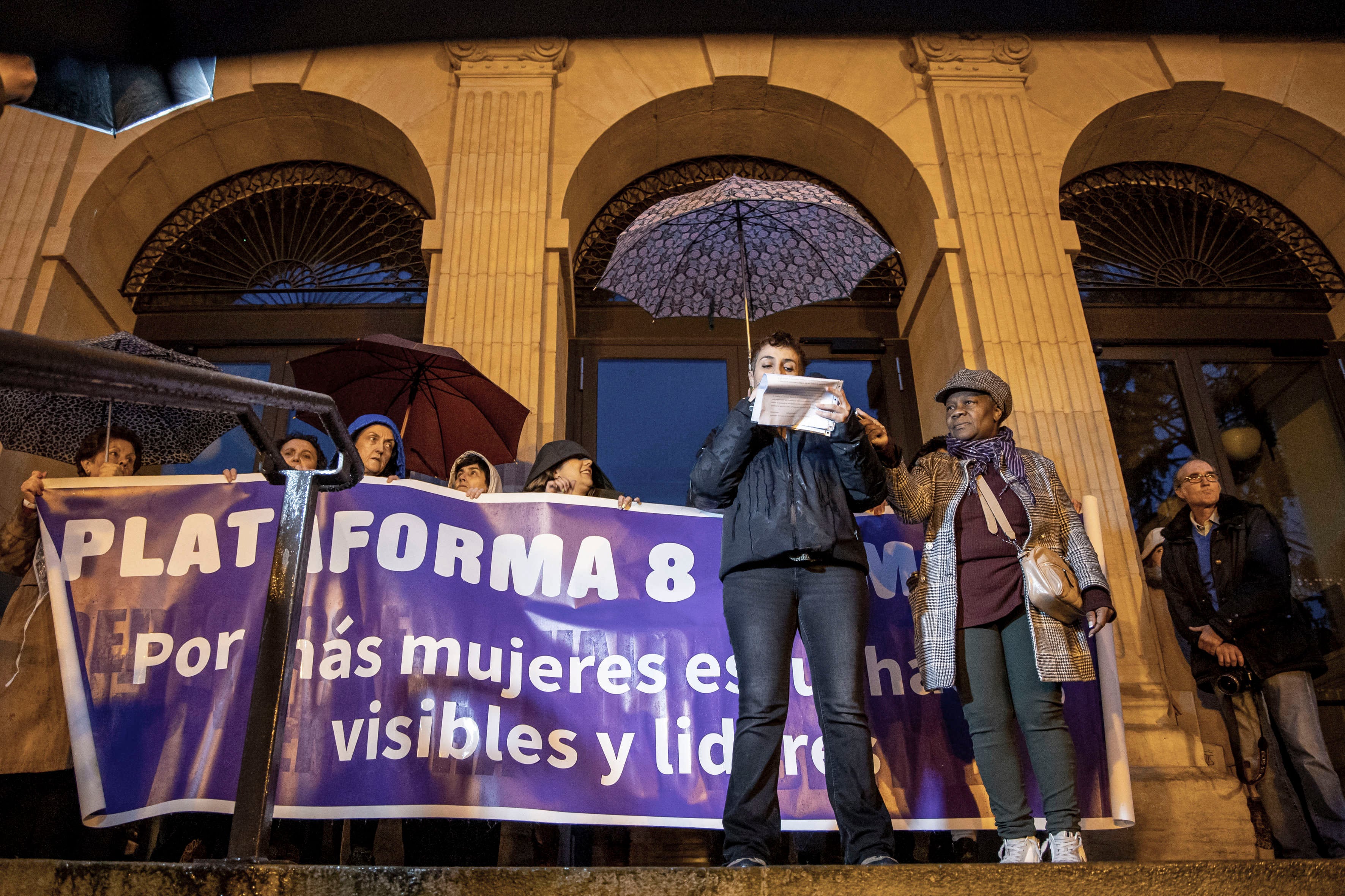 LOGROÑO 08/03/2025.- La intensa lluvia que ha caído en la tarde de este sábado en Logroño ha obligado a sustituir la manifestación del 8M por una concentración en la que ante alrededor de un millar de personas se ha leído el manifiesto de la Plataforma 8 de Marzo.-EFE/Raquel Manzanares
