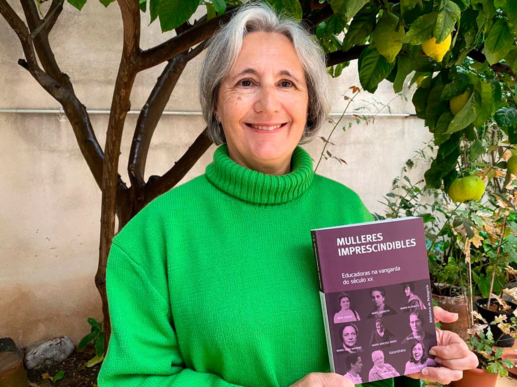 Carme Agulló amb un exemplar del llibre de deu dones exemplars en el món de l'ensenyament on està Carme Miquel