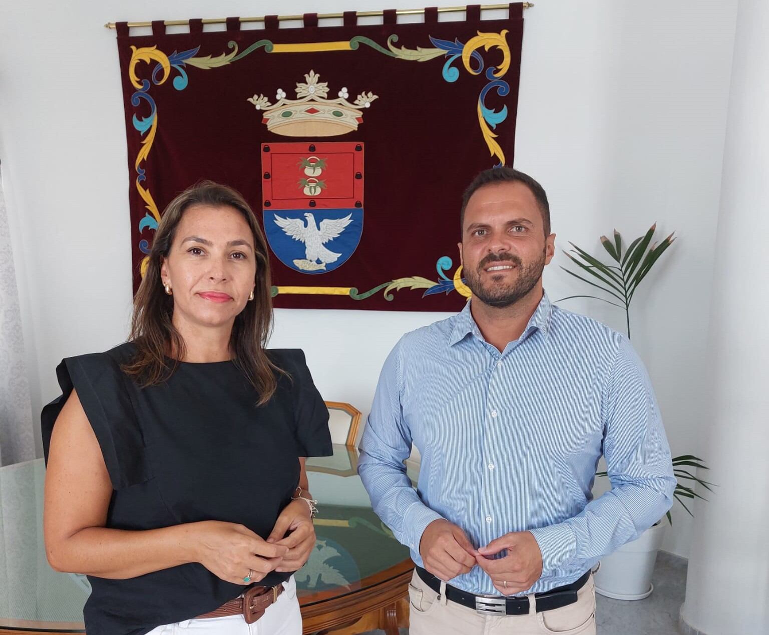 Maite Corujo, concejal de Bienestar Social, junto a Yonathan de León, alcalde de Arrecife.