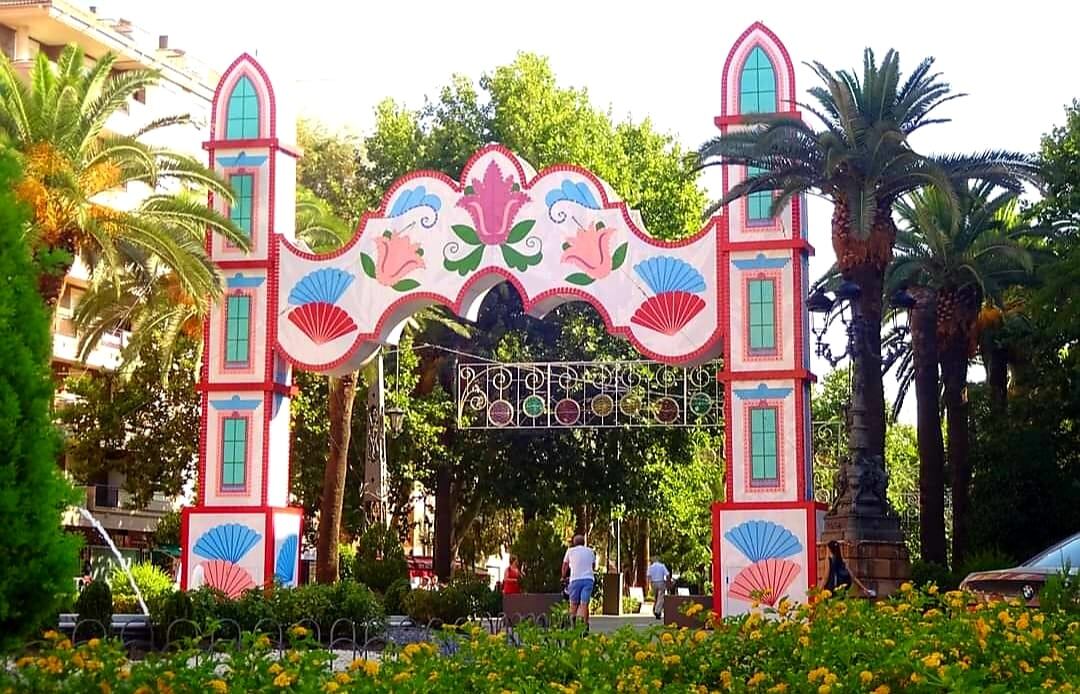 Portada de Feria en el Paseo de Linarejos